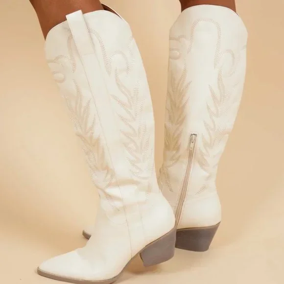 👢🔥 Oasis White Heeled Western Boots | Cowgirl Chic | Statement Fall/winter Boots - Picture 3 of 5
